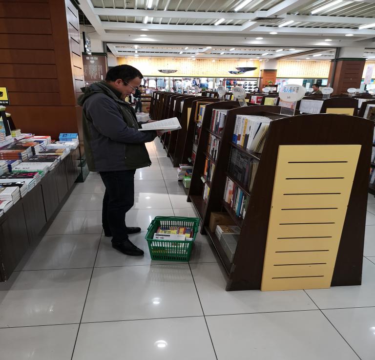 圖書館開(kāi)展“你選書，我買單”圖書現(xiàn)采活動(dòng)